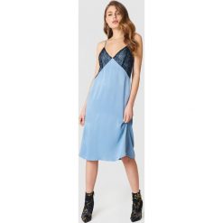 NA-KD Sukienka bieliźniana midi z koronką - Blue. Niebieskie sukienki damskie NA-KD, w koronkowe wzory, z koronki, bez kołnierzyka, bez rękawów, midi. W wyprzedaży za 60,88 zł.