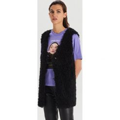Kamizelka ze sztucznego futra - Czarny. Czarne kamizelki damskie Cropp, s, bez wzorów, bez kaptura. Za 119,99 zł.