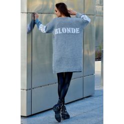 Idealny kardigan dla blondynki jasnoszary. Szare kardigany damskie marki Lemoniade, z napisami. Za 149,90 zł.