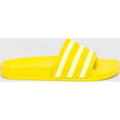 Adidas Originals - Klapki. Żółte kapcie damskie adidas Originals, z materiału. W wyprzedaży za 119,90 zł.