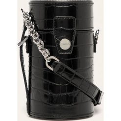 Calvin Klein - Torebka. Czarne kuferki damskie Calvin Klein, w paski, ze skóry ekologicznej, na ramię, małe, bez dodatków. W wyprzedaży za 459,90 zł.