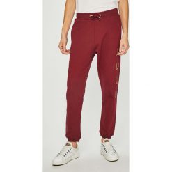 Tommy Jeans - Spodnie. Brązowe spodnie męskie Tommy Jeans, na co dzień, m, bez wzorów, z bawełny, casualowe. W wyprzedaży za 219,90 zł.