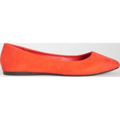 Baleriny z czubkiem w szpic - Czerwony. Czerwone baleriny damskie Sinsay, bez wzorów, bez obcasa. Za 29,99 zł.