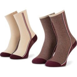 Zestaw 2 par wysokich skarpet damskich TOMMY HILFIGER - 493016001 Bordeaux 070. Czerwone skarpetki damskie TOMMY HILFIGER, bez wzorów, z elastanu. Za 54,99 zł.