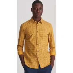 Koszula slim fit z drobnym wzorem - Żółty. Żółte koszule męskie Reserved, s, bez wzorów, bez kołnierzyka, bez rękawów. W wyprzedaży za 49,99 zł.