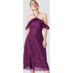 Trendyol Koronkowa sukienka z wiązaniem na karku - Purple. Fioletowe sukienki damskie Trendyol, w koronkowe wzory, z koronki, z dekoltem na plecach, bez rękawów. W wyprzedaży za 121,47 zł.