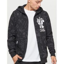 Bluza z nadrukiem all over kolekcja GAMERS - Czarny. Czarne bluzy męskie z nadrukiem marki Cropp, s. Za 139,99 zł.