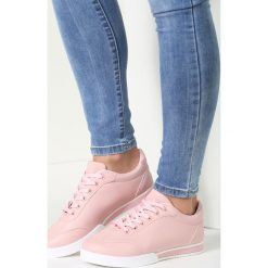 Różowe Buty Sportowe Turning Away. Czerwone buty sportowe damskie marki KALENJI, z gumy. Za 69,99 zł.