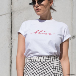 Biały klasyczny t-shirt bliss. Białe t-shirty damskie Pakamera, z nadrukiem, z klasycznym kołnierzykiem. Za 89,00 zł.
