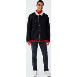 Denimowa kurtka z kołnierzem z barankiem. Czarne kurtki męskie marki Pull&Bear, m. Za 199,00 zł.
