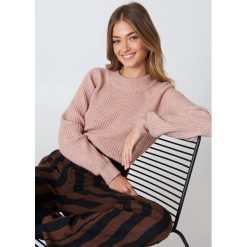 Swetry klasyczne damskie: Saint Tropez Sweter w prążki – Pink