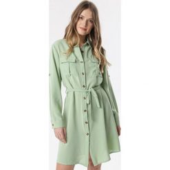 Miętowa Sukienka Dalilure. Zielone sukienki damskie Born2be, xl, w paski, z tkaniny, eleganckie, z wykładanym kołnierzem, bez rękawów, midi, dopasowane. Za 89,99 zł.