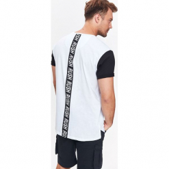 T-SHIRT MĘSKI Z KONTRASTOWYMI RĘKAWAMI. Szare t-shirty męskie Top Secret, na jesień, m, z kontrastowym kołnierzykiem. Za 19,99 zł.