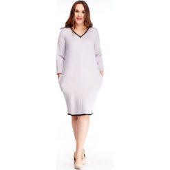 Dzianinowa sukienka z kieszeniami szary. Szare sukienki damskie N/A, plus size, bez wzorów, z poliesteru, bez kołnierzyka, plus size, bez rękawów. Za 153,19 zł.