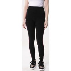 Czarno-Różowe Legginsy Highly Valued. Różowe legginsy damskie Born2be, xxl, z napisami. Za 29,99 zł.