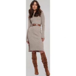 Khaki Sukienka Aerin. Brązowe sukienki damskie Renee, na jesień, s, w paski, z dzianiny, z okrągłym kołnierzem, bez rękawów, długie, midi. Za 139,99 zł.