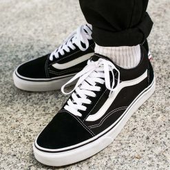 Buty Vans Old Skool "Black/White" (VD3HY28). Czarne buty sportowe damskie marki Vans, z zamszu, vans old skool. Za 299,99 zł.
