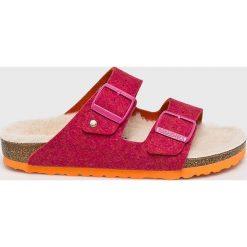 Birkenstock - Klapki. Czerwone kapcie damskie marki Birkenstock, z materiału. W wyprzedaży za 229,90 zł.