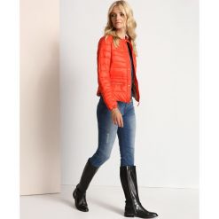 KURTKA KRÓTKA DAMSKA Z ZAMKIEM, Z ZAPIĘCIEM W KIESZENI. Pomarańczowe kurtki damskie Top Secret, bez wzorów, eleganckie, krótkie, bez kaptura. W wyprzedaży za 99,99 zł.