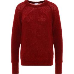 Filippa K Sweter deep red. Czerwone bluzy damskie marki Filippa K, xl, bez wzorów, z wełny, bez rękawów, bez kaptura. Za 739,00 zł.