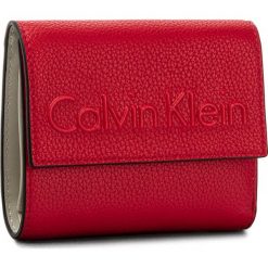 Portfele damskie: Mały Portfel Damski CALVIN KLEIN BLACK LABEL – Edge Medium Trifold K60K603909 618