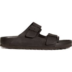 Klapki BIRKENSTOCK ARIZONA. Czarne klapki damskie Birkenstock, bez wzorów, ze skóry, na wysokim obcasie. Za 660,00 zł.
