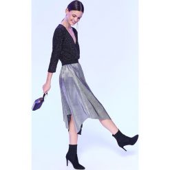 BLUZKA WIECZOROWA, KOPERTOWA, Z DZIANINY Z POŁYSKIEM. Czarne bluzki damskie marki Top Secret, z dzianiny, eleganckie, z dekoltem w serek. W wyprzedaży za 29,99 zł.
