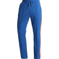 Calvin Klein Jeans SIDE STRIPE TRACK PANTS Spodnie treningowe royal blue. Niebieskie jeansy męskie marki Calvin Klein Jeans, z bawełny. W wyprzedaży za 494,10 zł.