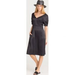 SUKIENKA EMPORIO ARMANI. Czarne sukienki damskie Emporio Armani, na co dzień, z haftami, z wiskozy, z włoskim kołnierzykiem, bez rękawów, proste. Za 495,00 zł.