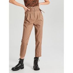 Spodnie high waist z paskiem - Pomarańczowy. Pomarańczowe spodnie damskie Cropp, z podwyższonym stanem. W wyprzedaży za 69,99 zł.
