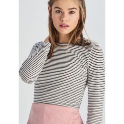 Bluzka basic w paski - Czarny. Czarne bluzki damskie marki Sinsay, s, w paski, bez kołnierzyka, bez rękawów. Za 19,99 zł.
