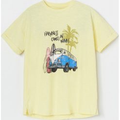 Bawełniany t-shirt z nadrukiem - Żółty. Żółte t-shirty damskie Reserved, z nadrukiem, z bawełny, bez kołnierzyka. W wyprzedaży za 9,99 zł.