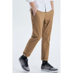 Spodnie chino - Beżowy. Brązowe chinosy męskie marki Cropp, m. Za 89,99 zł.