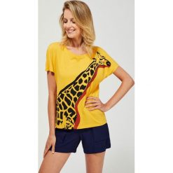 T-shirt z nadrukiem żyrafy. Żółte bluzki damskie Moodo, xs, z nadrukiem, z bawełny, klasyczne, z okrągłym kołnierzem. Za 39,99 zł.