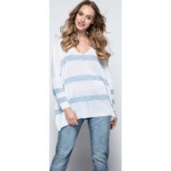 Biały Oversizowy Sweter w Paski z Dekoltem w Szpic. Białe swetry damskie Molly.pl, uniwersalny, w paski, długie. Za 139,90 zł.