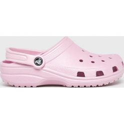 Crocs - Klapki. Niebieskie klapki damskie Crocs, bez wzorów, z materiału, bez obcasa. W wyprzedaży za 129,90 zł.