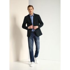 MARYNARKA MĘSKA TALIOWANA Z GUZIKIEM. Szare marynarki męskie marki Top Secret, m, eleganckie. W wyprzedaży za 79,99 zł.