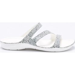 Crocs - Klapki. Szare klapki damskie Crocs, bez wzorów, z materiału, bez obcasa, na obcasie. W wyprzedaży za 149,90 zł.