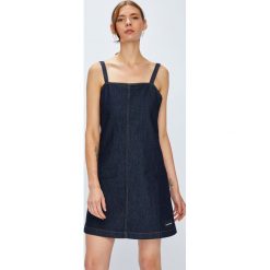 Calvin Klein Jeans - Sukienka. Niebieskie sukienki damskie Calvin Klein Jeans, na co dzień, s, bez wzorów, z bawełny, casualowe, z dekoltem karo, bez rękawów, mini, proste. W wyprzedaży za 269,90 zł.