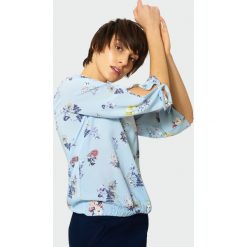 Elegancka bluzka w kwiaty. Szare bluzki damskie Greenpoint, w kwiaty, z wiskozy, eleganckie, bez kołnierzyka, bez rękawów. Za 59,99 zł.