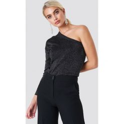 NA-KD Party Metaliczny sweter na jedno ramię - Black. Czarne swetry damskie NA-KD Party, bez wzorów, z dzianiny, bez rękawów, bez kaptura. W wyprzedaży za 70,97 zł.