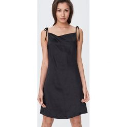 Sukienka mini z wiązanymi ramiączkami - Czarny. Czarne sukienki damskie Sinsay, s, bez wzorów, bez kołnierzyka, bez rękawów, mini. Za 59,99 zł.