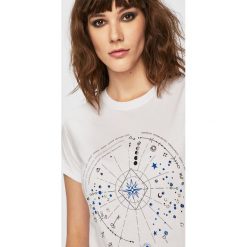 Answear - Top. Białe bluzki damskie ANSWEAR, s, z nadrukiem, z bawełny, z okrągłym kołnierzem. W wyprzedaży za 39,90 zł.