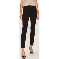 Guess Jeans - Spodnie. Czarne spodnie damskie Guess Jeans, z aplikacjami, z elastanu. W wyprzedaży za 229,90 zł.