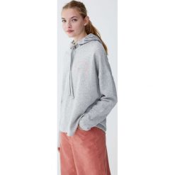 Bluza z kapturem i napisem po rosyjsku. Czarne bluzy damskie Pull&Bear, z napisami, bez rękawów, z kapturem. Za 59,90 zł.