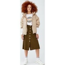Spódnica midi z guzikami z przodu. Czarne spódniczki Pull&Bear, midi. Za 89,90 zł.