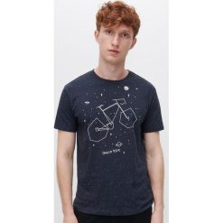 Melanżowy T-shirt z nadrukiem - Granatowy. Niebieskie t-shirty męskie Reserved, s, z nadrukiem, bez kołnierzyka. Za 39,99 zł.