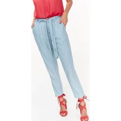 SPODNIE DŁUGIE DAMSKIE Z CIENKIEGO DENIMU, LUŹNE. Spodnie damskie Top Secret. W wyprzedaży za 59,99 zł.