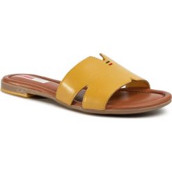 Klapki S.OLIVER - 5-27114-24 Yellow 600. Żółte klapki damskie S.Oliver, bez wzorów, ze skóry, bez obcasa, na obcasie. Za 169,00 zł.
