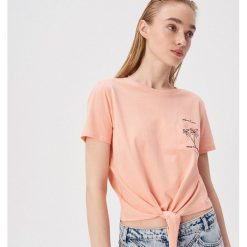 Wiązany t-shirt z haftem na kieszeni - Różowy. Różowe t-shirty damskie Sinsay, s, z haftami, bez kołnierzyka. Za 19,99 zł.
